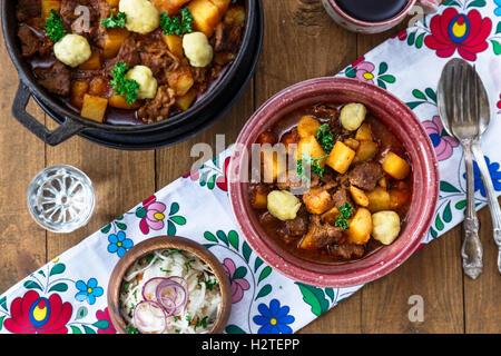 Soupe de goulash hongrois bograch close-up sur la table horizontale. Banque D'Images