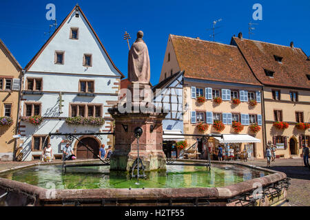 Fontaine au centre du village sur la route des vins, Eguisheim, Alsace, France Banque D'Images