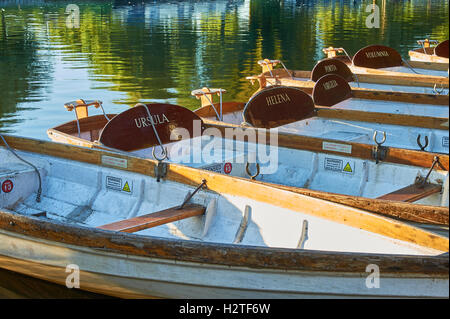 Aviron blanc bateaux amarrés sur la rivière Avon au cœur de Stratford-upon-Avon Banque D'Images