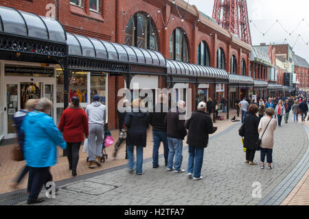 Shopping de décembre à Blackpool, Lancashire, Royaume-Uni shopping de dernière minute dans le centre commercial piétonnier très animé, le centre-ville de Houndshill à Blackpool. Banque D'Images