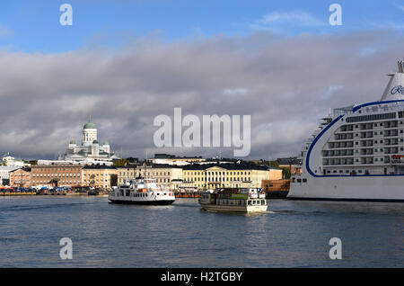 Cathédrale et cruiser dans le sud-port, Helsinki, Finlande Banque D'Images