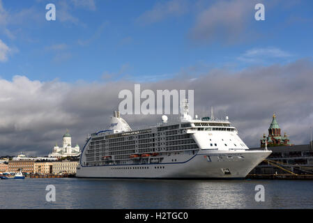 Cathédrale et cruiser dans le sud-port, Helsinki, Finlande Banque D'Images