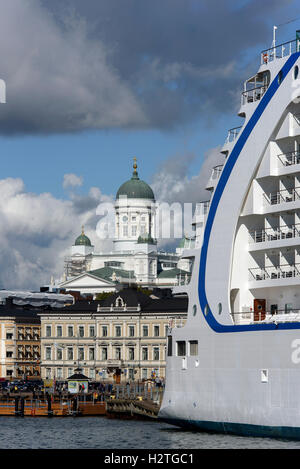 Cathédrale et cruiser dans le sud-port, Helsinki, Finlande Banque D'Images