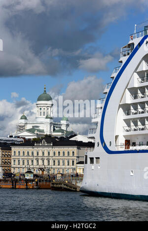 Cathédrale et cruiser dans le sud-port, Helsinki, Finlande Banque D'Images