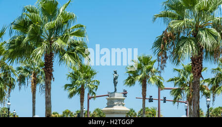 Palmiers entourent la statue de Ponce de León qui se dresse sur la A1A au pont des Lions dans la ville historique de Saint Augustine, Floride, USA. Banque D'Images