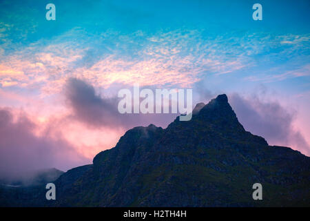 Une paroi de rochers contre Ciel de coucher du soleil. Le haut de la falaise en soirée. Banque D'Images