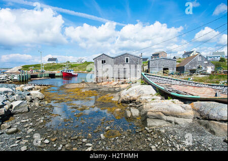 Vieux bateau de pêche en mauvais état repose sur la côte rocheuse d'un village de pêche dans la région de Peggy's Cove, à Halifax, Nouvelle-Écosse, Canada Banque D'Images