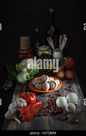 Les champignons séchés et dogrose dans le style est rustique, beaucoup de différents légumes frais Banque D'Images