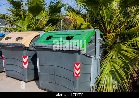 Les contenants de plastique et de verre pour le tri des déchets, centre de recyclage Banque D'Images
