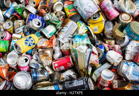 Boîtes en aluminium pour le recyclage recyclage stockage,centre Banque D'Images