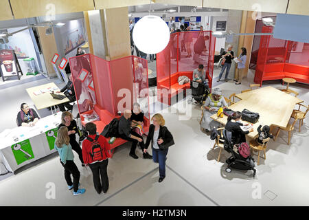 'Open House' visiteurs au Centre de cancérologie de l'hôpital gars réception à Southwark, au sud de Londres, Angleterre, RU KATHY DEWITT Banque D'Images