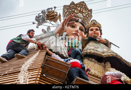 Les hommes de placer l'épargne à grande fleur réplique en bois statue de Virgen de los Desamparados, Fallas festival, Plaza de la Virgen sq Banque D'Images