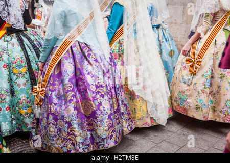 Détail, les femmes en costumes Fallera pendant la floraison offrant une parade, des hommages à "Virgen de los Desamparados", Fallas festival, Plaz Banque D'Images