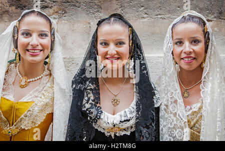 Les femmes en costumes Fallera pendant la floraison offrant parade, hommage à 'Virgen de los Desamparados", Fallas festival, Plaza de la V Banque D'Images