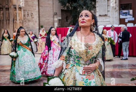 Femme regarde avec émotion la Vierge pendant la floraison avec les gens,défilé offrant des tributs floraux pour 'Virgen de los Desamparados", F Banque D'Images