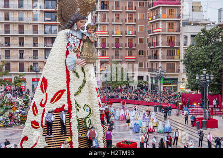 Les hommes de placer l'épargne à grande fleur réplique en bois statue de Virgen de los Desamparados, Fallas festival, Plaza de la Virgen sq Banque D'Images