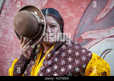 Angela la Folclorista lutteuses, cholita, El Alto, La Paz, Bolivie Banque D'Images