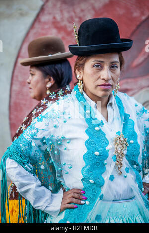 Droit à Benita la Intocable , à gauche la Folclorista cholitas Angela, femelles lutteurs, El Alto, La Paz, Bolivie Banque D'Images