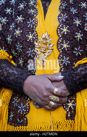 Angela la Folclorista, détail de sa robe et les mains, des lutteuses cholita, El Alto, La Paz, Bolivie Banque D'Images