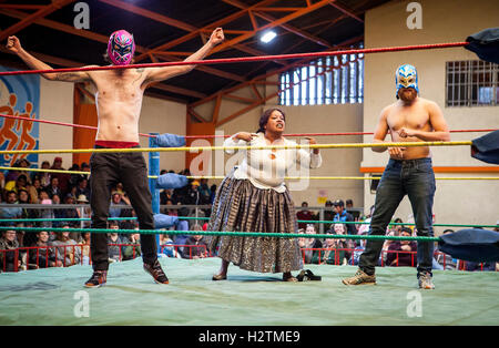 Lucha Libre.Deux jusqu'à l'anneau spontanée pour aider l'cholita Angela la Folclorista à nouveau au cours de la lutte contre le lutteur appelé Banque D'Images