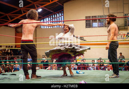 Lucha Libre. Deux jusqu'à l'anneau spontanée à long avec la cholita Angela la Folclorista pour célébrer la victoire, le sport 100 Banque D'Images