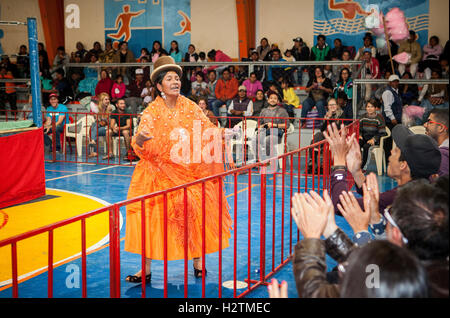 Lucha Libre. Dina acclamée par le public avant de commencer le combat, les lutteurs femelles cholitas ,Sports Centre La Ceja, El Alto Banque D'Images