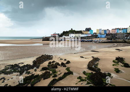 Afficher le long de plage du nord du port et bâtiments colorés de Tenby à Pembrokeshire, Pays de Galles Banque D'Images