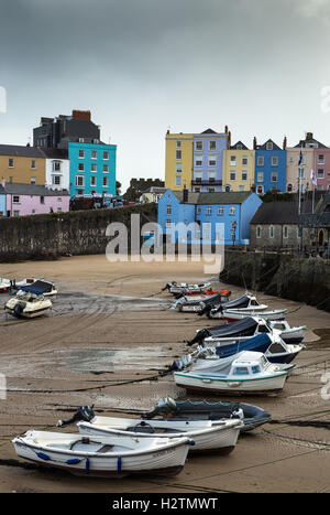 Portrait photo de petits bateaux de pêche et les canots en attente de la prochaine marée montante dans le port de Tenby, Pembrokeshire, Pays de Galles Banque D'Images