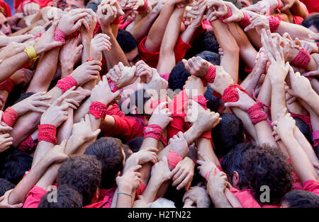 Colla Joves Xiquets de Valls.'Castellers' les capacités humaines, une tradition catalane.Fira de Santa Teresa, fête du village. La place de V Banque D'Images