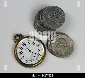 Montre de poche avec silver dollars autour d'elle à 5:00 heures, le temps est argent, vintage watch, monnaies, le succès, l'heure Banque D'Images