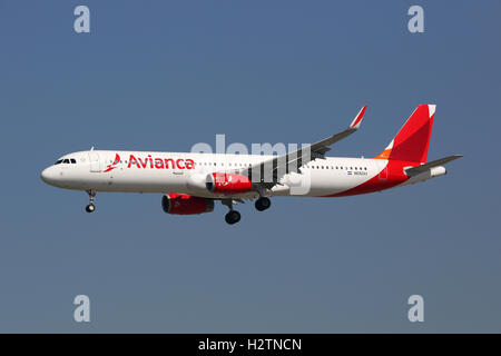 Los Angeles, USA - 21 Février 2016 : un Airbus A321 de la compagnie Avianca avec l'immatriculation N692AV à l'atterrissage à Los Angeles International un Banque D'Images