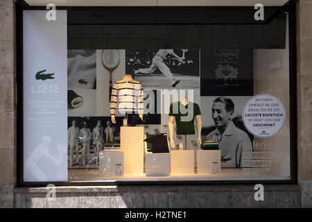 Affichage fenêtre Lacoste Cologne Allemagne Banque D'Images