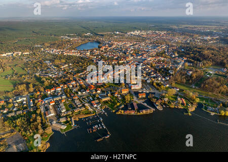 Vue aérienne, Neustrelitz, Mecklenburg Lake District, Müritz, Mecklenburg-Vorpommern, Allemagne, Europe, vue aérienne d'oiseaux-lunettes Banque D'Images