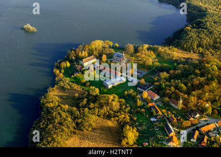 Photo aérienne, Prillwitz dans le lac Lieps avec château Prillwitz Mecklenburg, plaine plaine remplie de lacs, Müritz, Mecklenburg- Banque D'Images