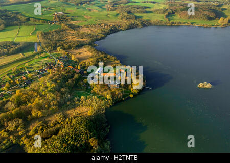 Photo aérienne, Prillwitz dans le lac Lieps avec château Prillwitz Mecklenburg, plaine plaine remplie de lacs, Müritz, Mecklenburg- Banque D'Images