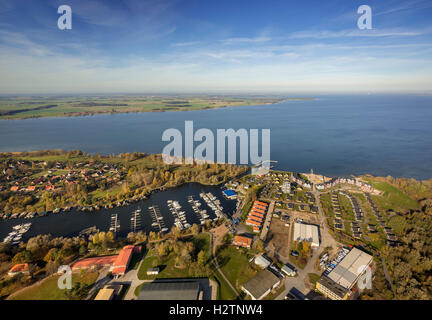 Vue aérienne, chalets, maisons, Rechlin-Nord capitaine harbour village et canal de la direction générale à Claassee, Sneek, avec Marina Banque D'Images