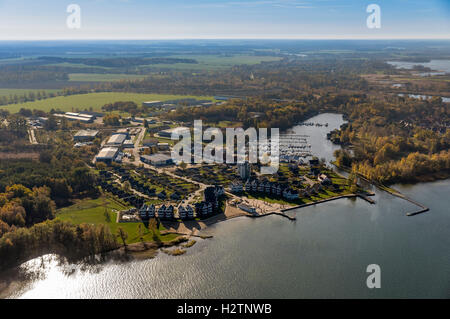 Vue aérienne, chalets, maisons, Rechlin-Nord capitaine harbour village et canal de la direction générale à Claassee, Sneek, avec Marina Banque D'Images