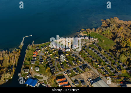 Vue aérienne, chalets, maisons, Rechlin-Nord capitaine harbour village et canal de la direction générale à Claassee, Sneek, avec Marina Banque D'Images