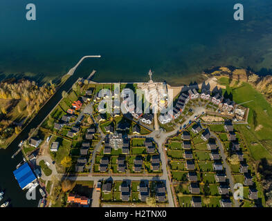 Vue aérienne, chalets, maisons, Rechlin-Nord capitaine harbour village et canal de la direction générale à Claassee, Sneek, avec Marina Banque D'Images