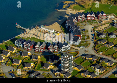 Vue aérienne, chalets, maisons, Rechlin-Nord capitaine harbour village et canal de la direction générale à Claassee, Sneek, avec Marina Banque D'Images