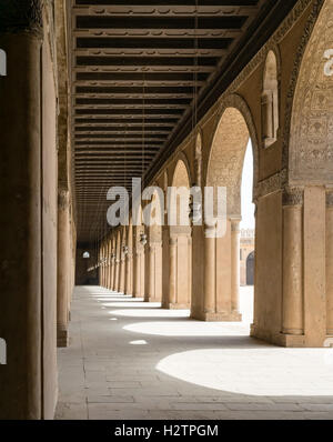 L'un des passages autour de la cour de la mosquée d'Ahmad Ibn Tulun, la plus grande mosquée au Caire, Egypte Banque D'Images