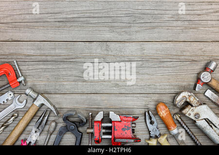 Vieux grungy tool set y compris des marteaux, perceuses, pinces, clés et les colliers sur le fond en bois gris Banque D'Images