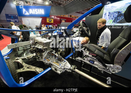 Aisin entreprise affichant leur dernière voiture technologie à Paris Motor Show 2016 Banque D'Images