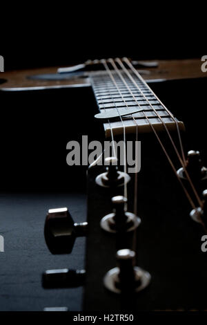 Closeup détail de cordes de guitare pour jouer de la musique talents instrument strum cordes Banque D'Images