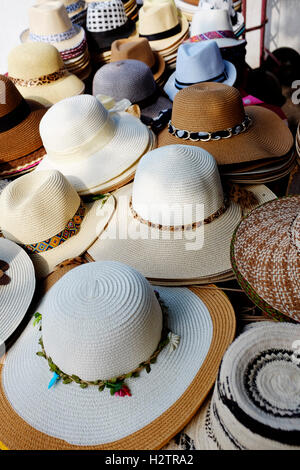 Détail de piles et des rangées de chapeaux panama à vendre Banque D'Images