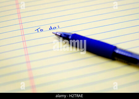 Libre d'éléments de la liste des écrits sur du papier avec un stylo bleu l'organisation et la planification Banque D'Images