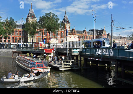 Amsterdam (gare centrale). Conçu par Pierre Cuypers ET A L van Gendt 1889 Pays-Bas (Oosterdokskade) Banque D'Images