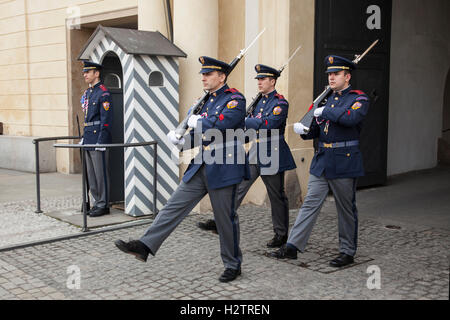 Relève de la garde au Château de Prague Banque D'Images