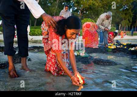 Ganga Snan ('Asnan) hindou, festival, familles hindoues faire puja sur plage de Belle Mare, l'île Maurice. Banque D'Images