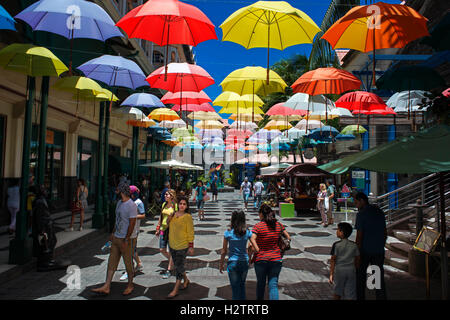 Caudan Waterfront avec parapluie coloré couvrant, Port Louis, Ile Maurice. Banque D'Images
